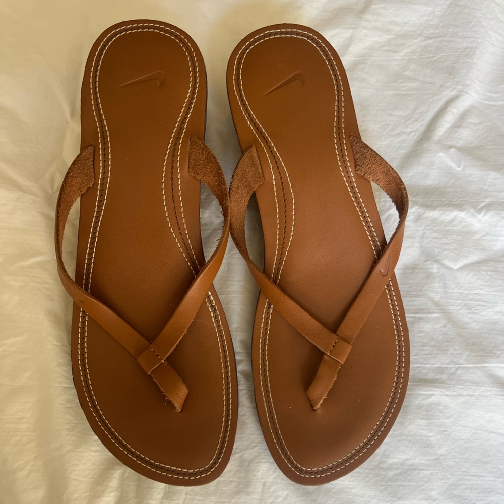 Nike heeled sandal new condition!